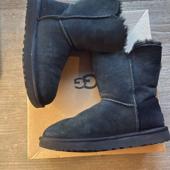 UGG Women's Bailey Button II Boot Size 11 - Picture 4 of 6